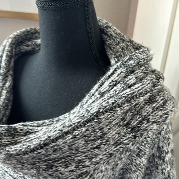 💕 Stylish Cow-neck Sweater by Bebe - Picture 3 of 3